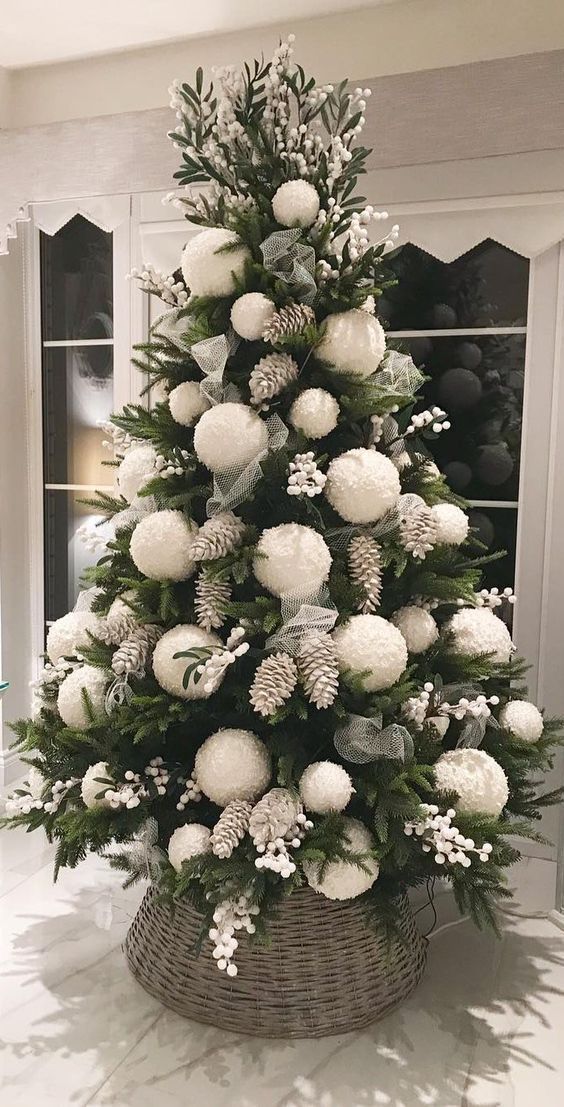 Sapin de Noël en blanc : 100 idées de décor de Noël blanches qui sont sans effort élégantes et 