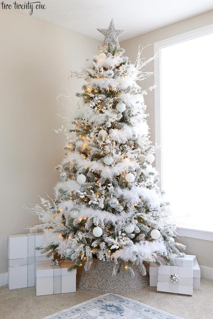 Sapin de Noël en blanc : Arbre de Noël glam - Decoro 360 - Votre Communauté d'inspiration Déco N°1