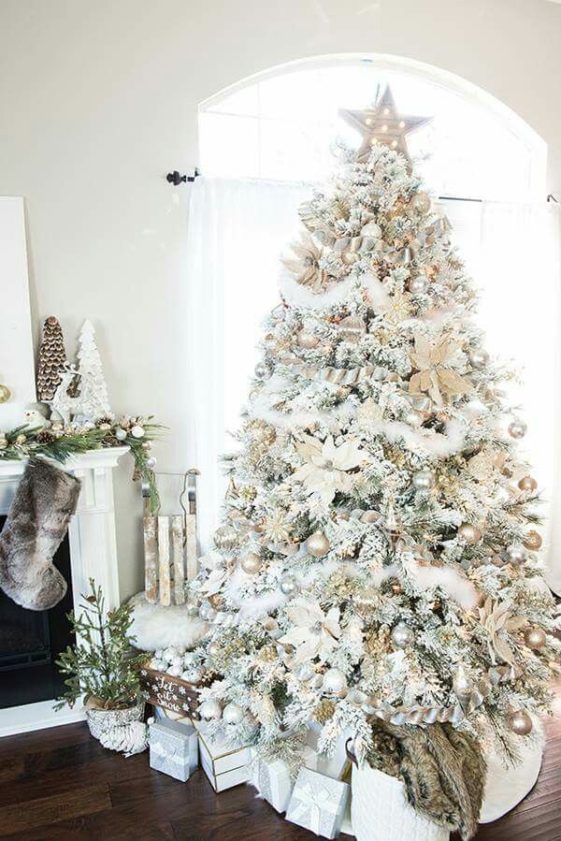 Sapin de Noël en blanc : Penser pourrait faire un arbre floqué cette année! C'est magnifique 