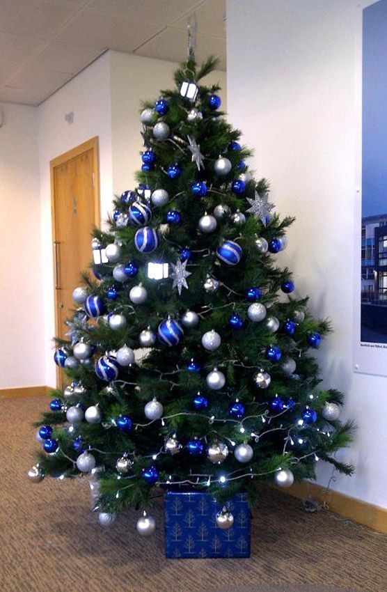 Sapin de Noël en blanc : 34 idées de décoration d'arbre de Noël bleu