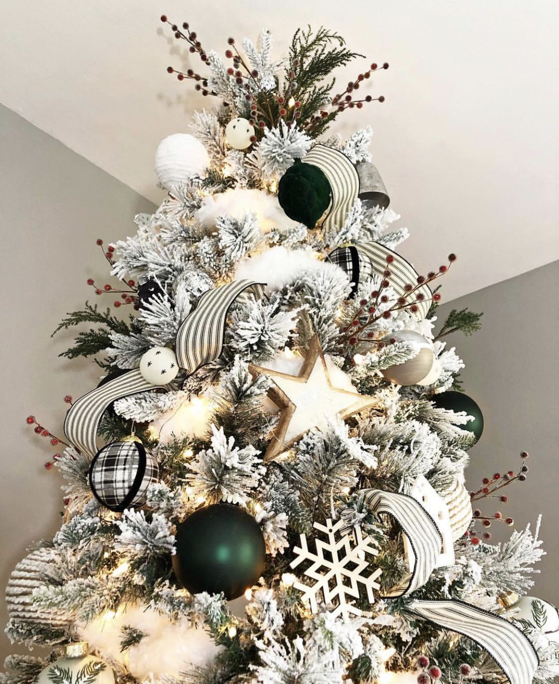 Sapin de Noël en blanc : Sapin de Noël noir et blanc - Decoro 360 - Votre Communauté d 