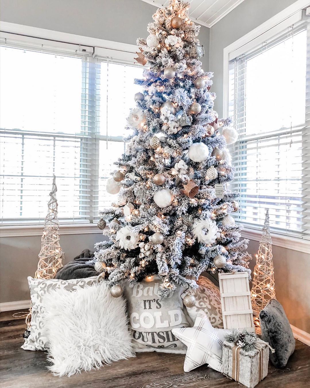 Sapin de Noël en blanc : Samantha || Cleveland Blogger sur Instagram