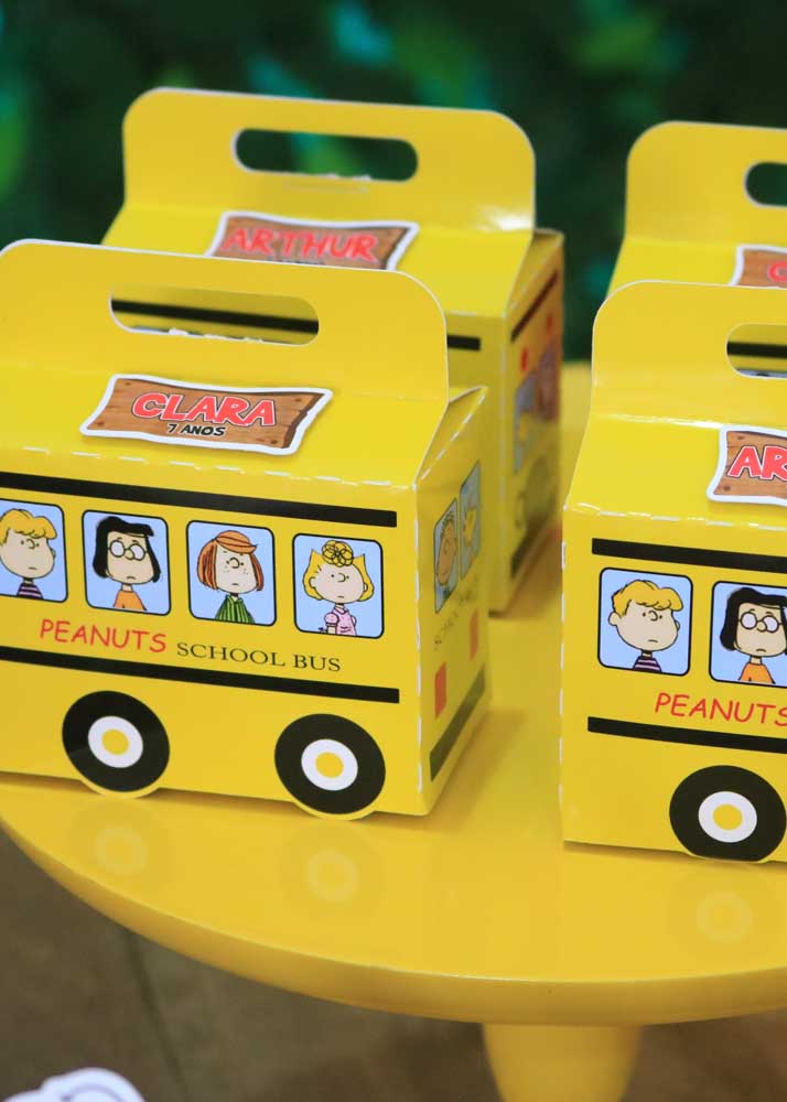 Who doesn't remember Snoopy's yellow bus ?. At the party, it appears as packaging for souvenirs