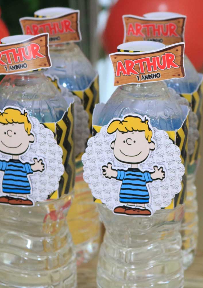 Snoopy party souvenir suggestion: personalized water bottles