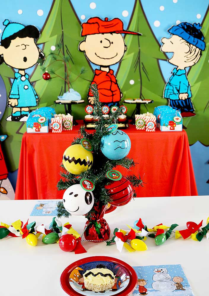 The characters in the gang are all gathered around the cake in this Snoopy Party decoration