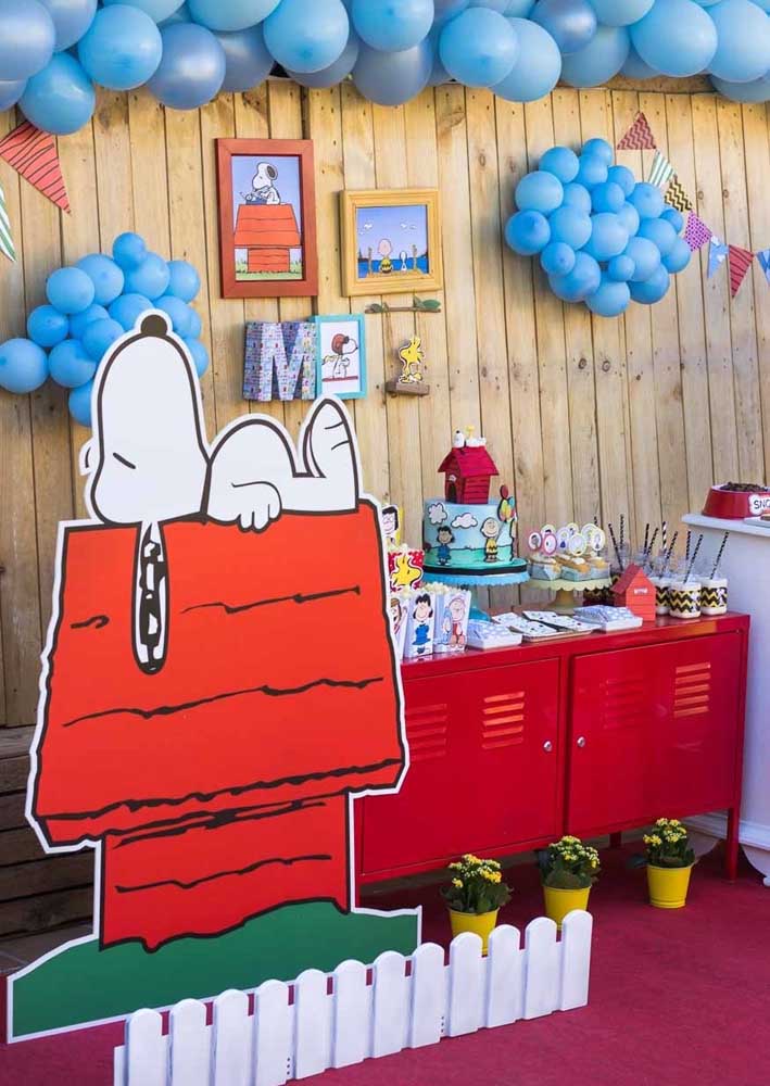 The red cabinet guarantees the vintage and nostalgic touch of this Snoopy Party decoration 