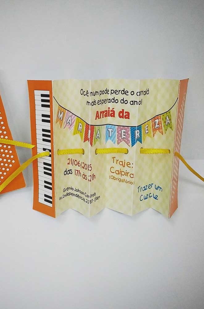 How about a June party invitation that opens and closes like an accordion? Super creative!