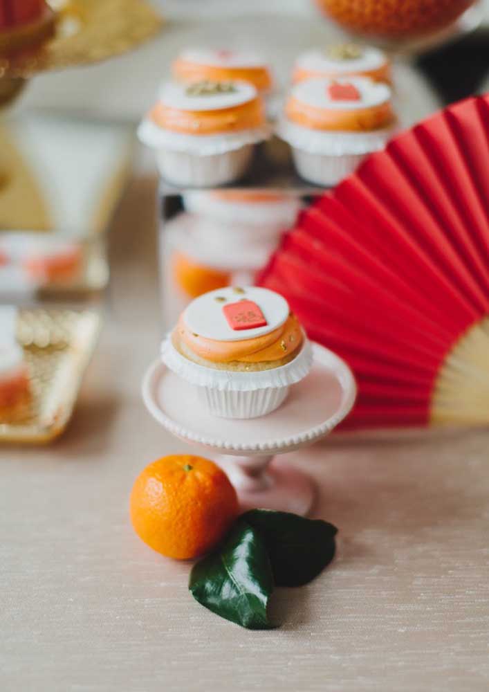 There's a cupcake for the Chinese New Year! This one still brings tangerines to flavor and bring happiness