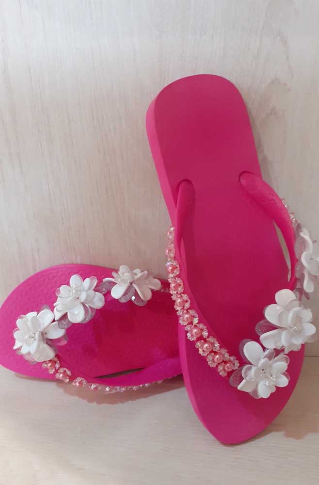 Flowers and beads bring the charm that this pair of slippers asked for