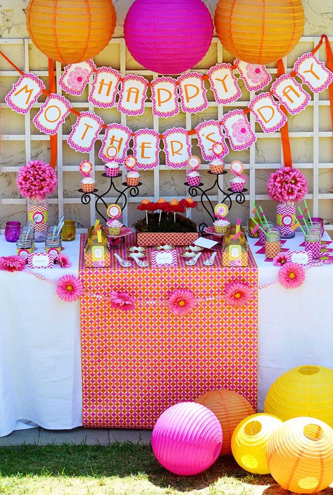 Mother's day lunch looks better with a panel to decorate the main table