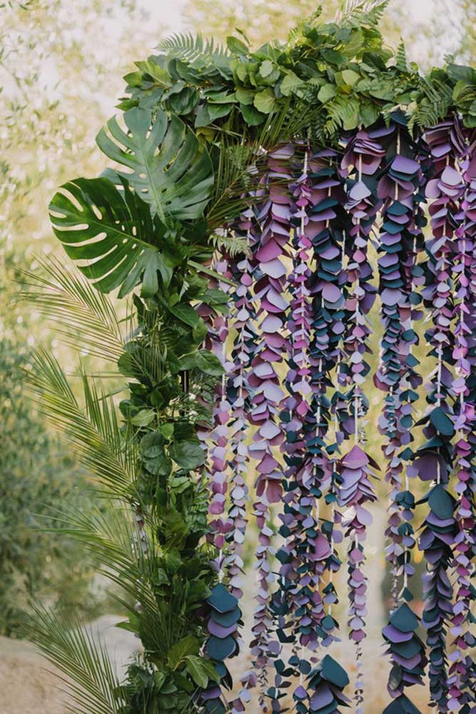 Curtain of hearts adorned by foliage. A special place to take lots of photos