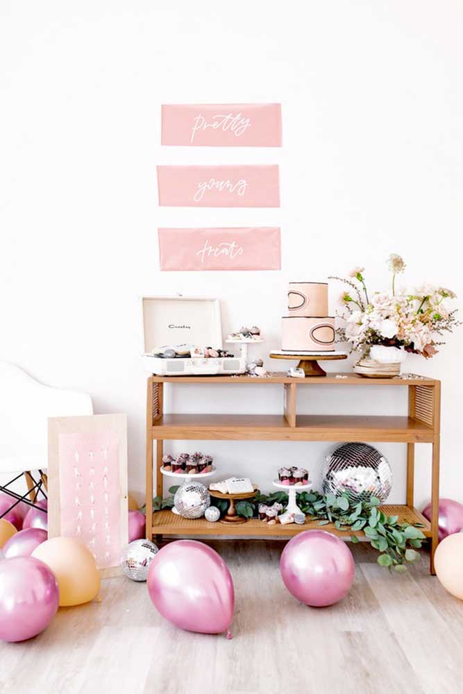 Will there be cake on Mother's Day? Then take care of the panel to decorate the table