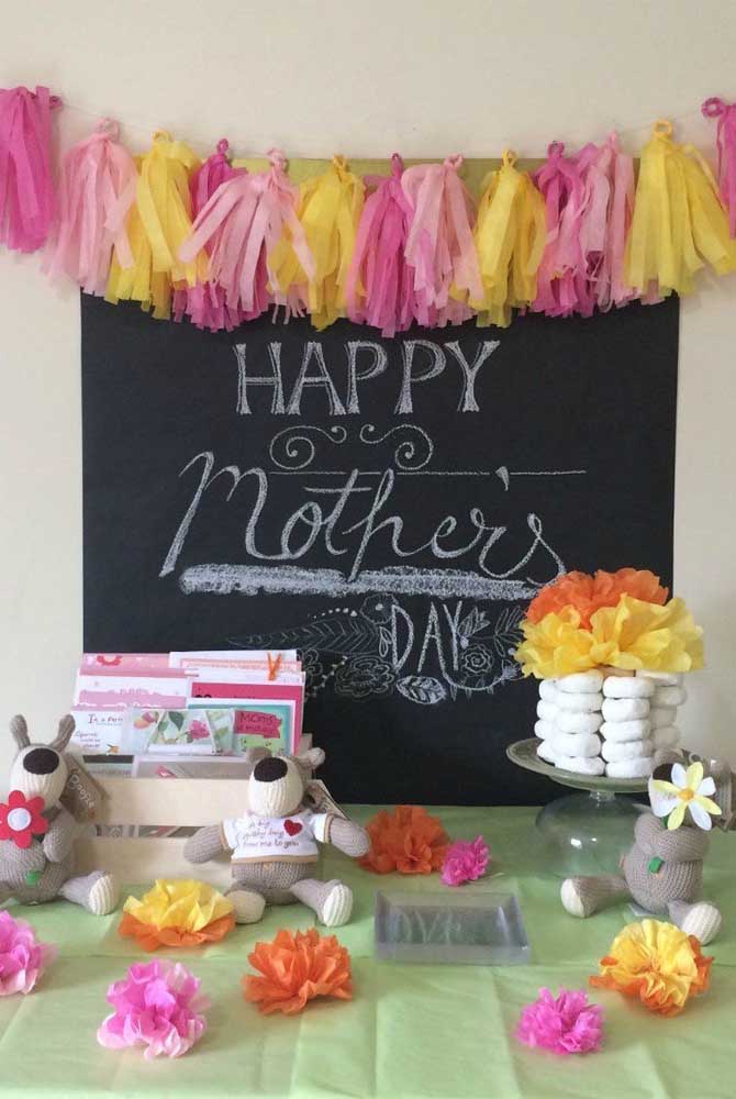 With a blackboard and chalk you can already make a beautiful and expressive Mother's Day panel