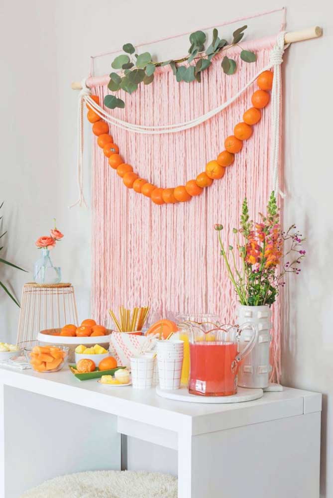 Look at this idea of ​​a different panel: macrame curtain with eucalyptus branches and cord of oranges