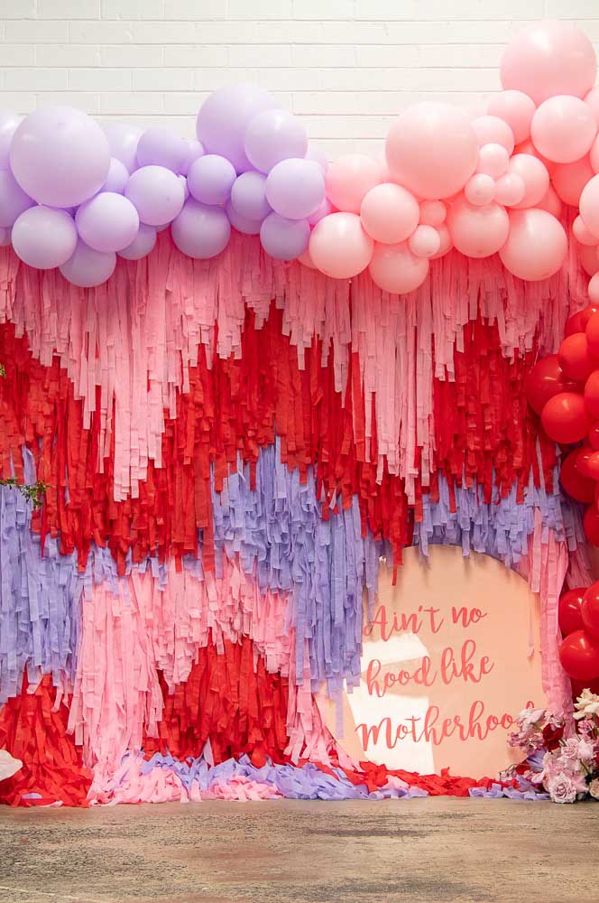 Here, the more crepe paper the better, so you can guarantee this voluminous and super beautiful effect on the wall