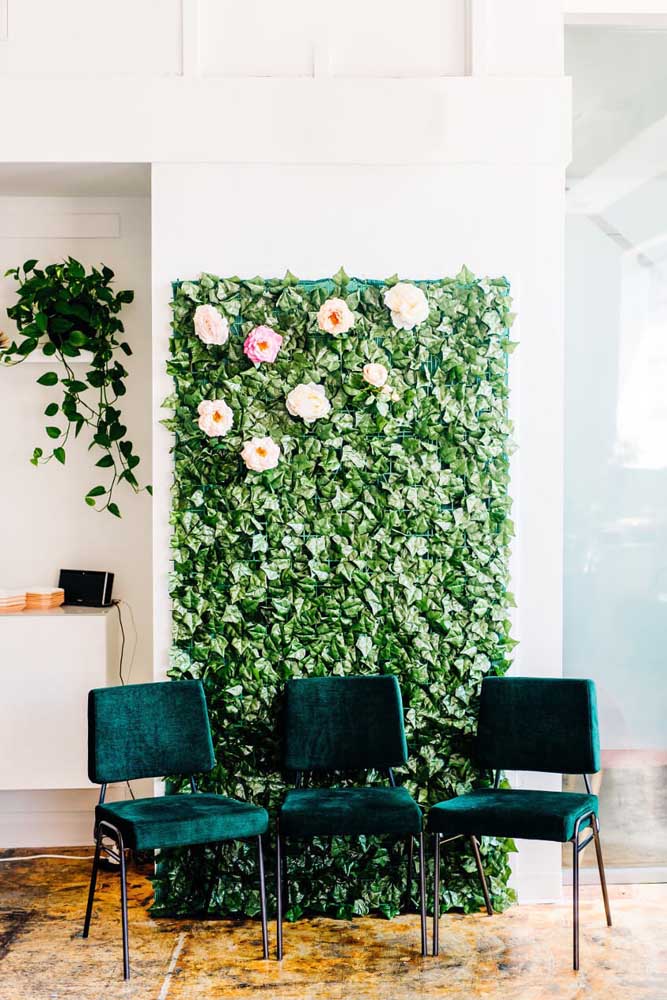 What do you think of creating an English wall with flowers to celebrate Mother's Day? The panel also ends up becoming a beautiful corner for the photos