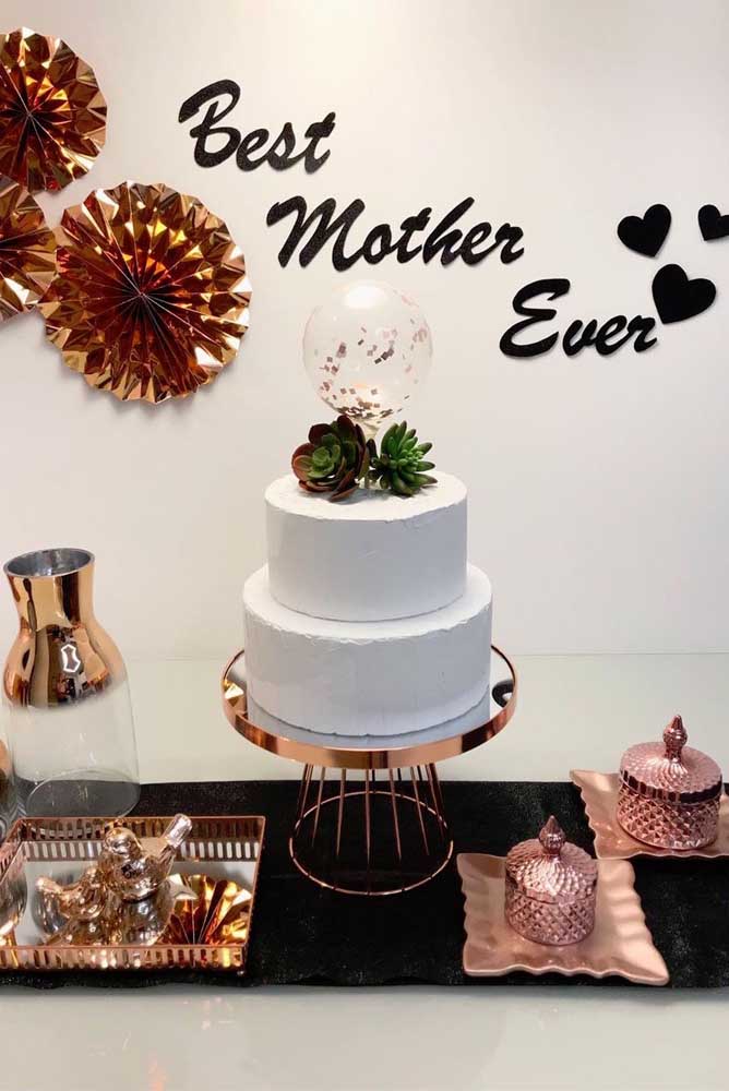 The mother's day cake table got a panel made directly on the wall with paper ornaments. A simple idea, but beyond beautiful!