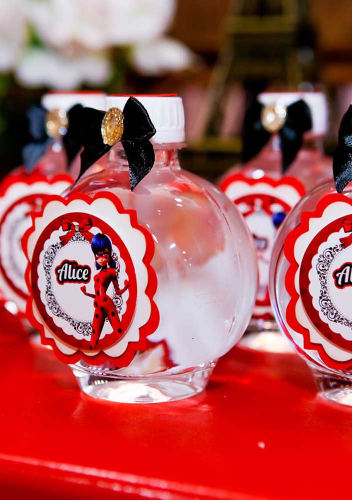 But if you prefer you have this other option of Ladybug souvenir: personalized bottle