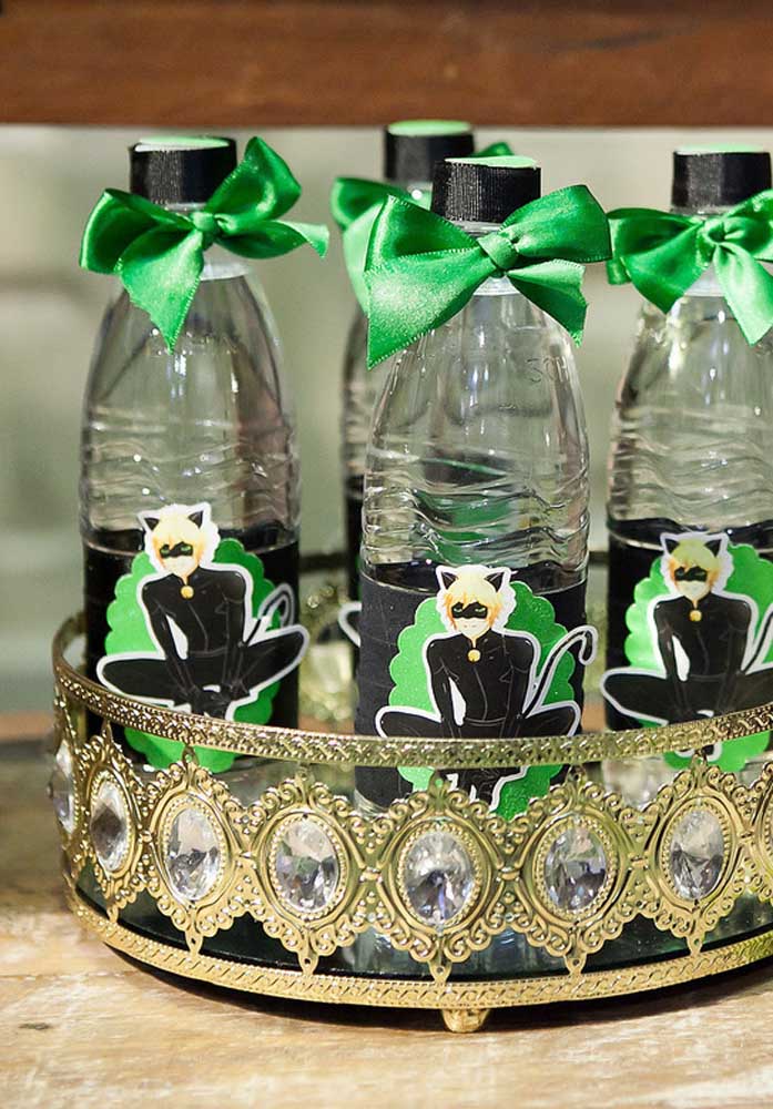 Personalized water bottles with Ladybug theme: a simple and inexpensive souvenir option