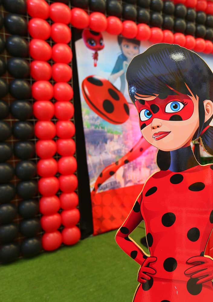 Panel of black and red balloons to form the panel of the Ladybug party