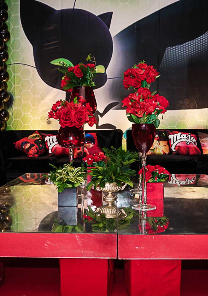 Red roses for a luxurious and sophisticated Ladybug decoration 