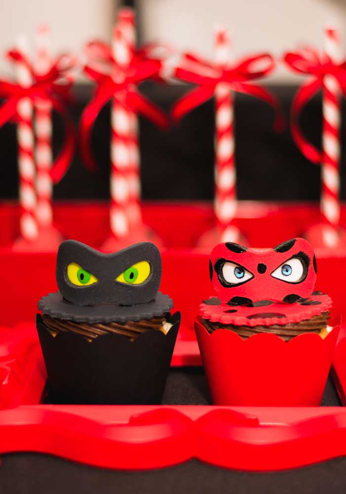 What a charm these cupcakes decorated with the masks of the Miraculous characters