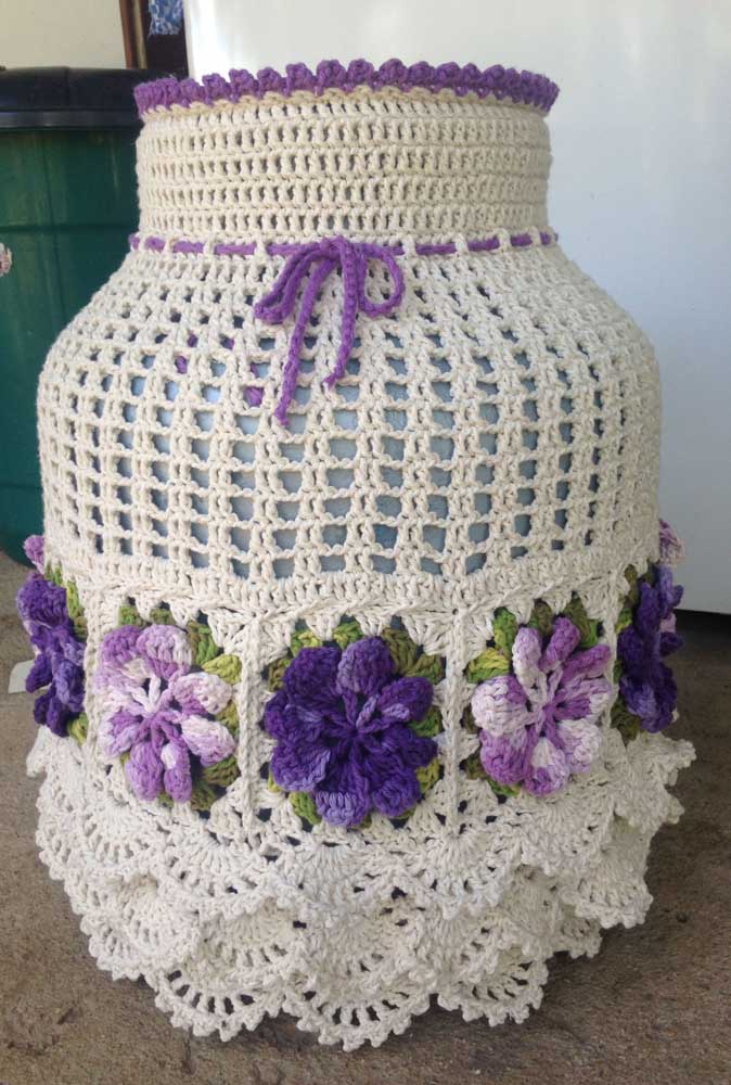 Crochet bottle cover with string. The highlight here are the ruffles and the raised effect 