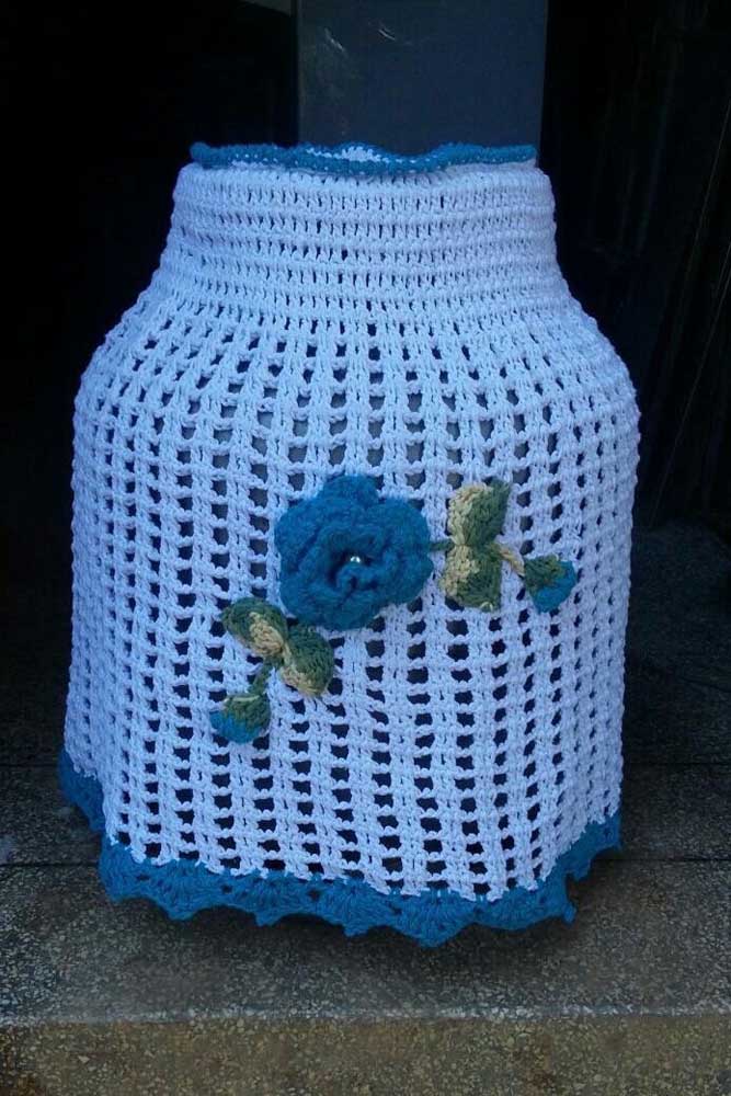 Simple crochet canister cover with flower appliqué to give that special finish