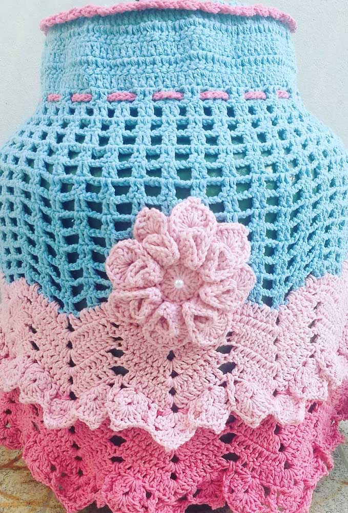 And what do you think of this crochet canister cover all colorful and delicate? An inspiration