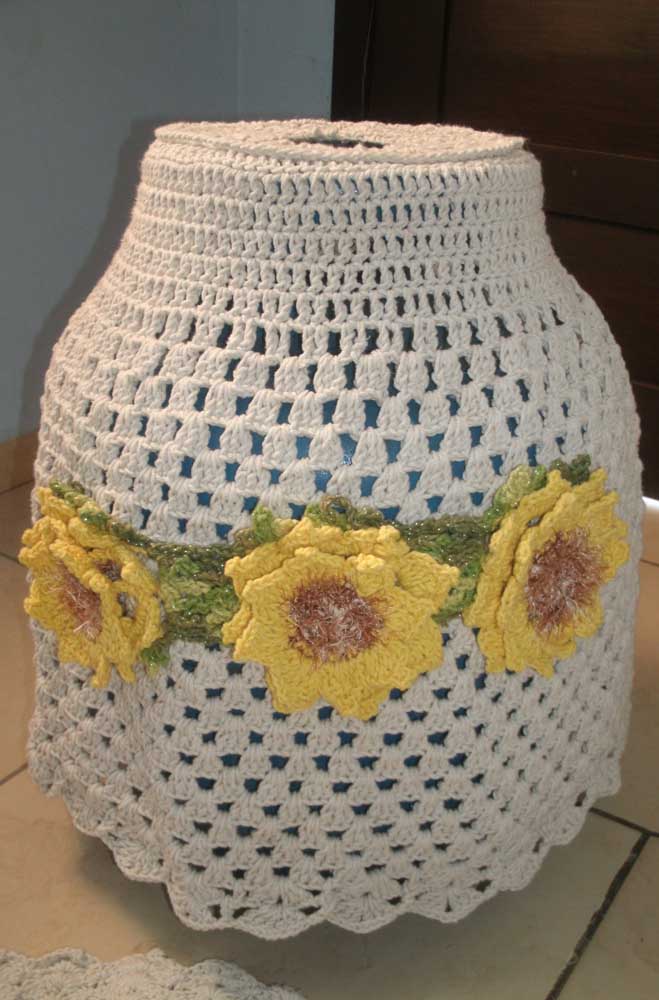 When in doubt how to decorate the cover of the cylinder? Crochet flowers, it always looks beautiful!