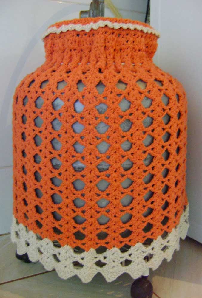 Orange crocheted botanical cover to not go unnoticed in the kitchen