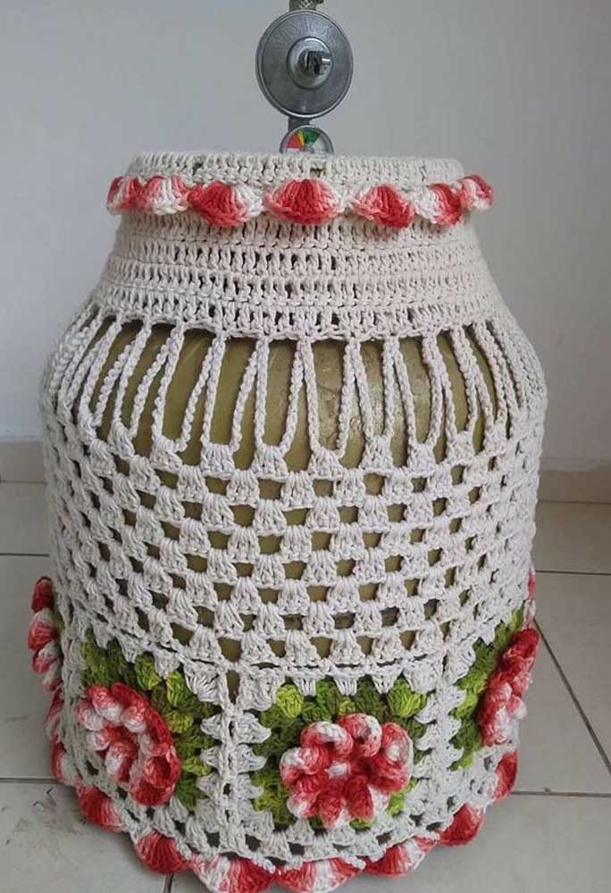 Simple crochet botanical cover, but valued for the finishing of flowers