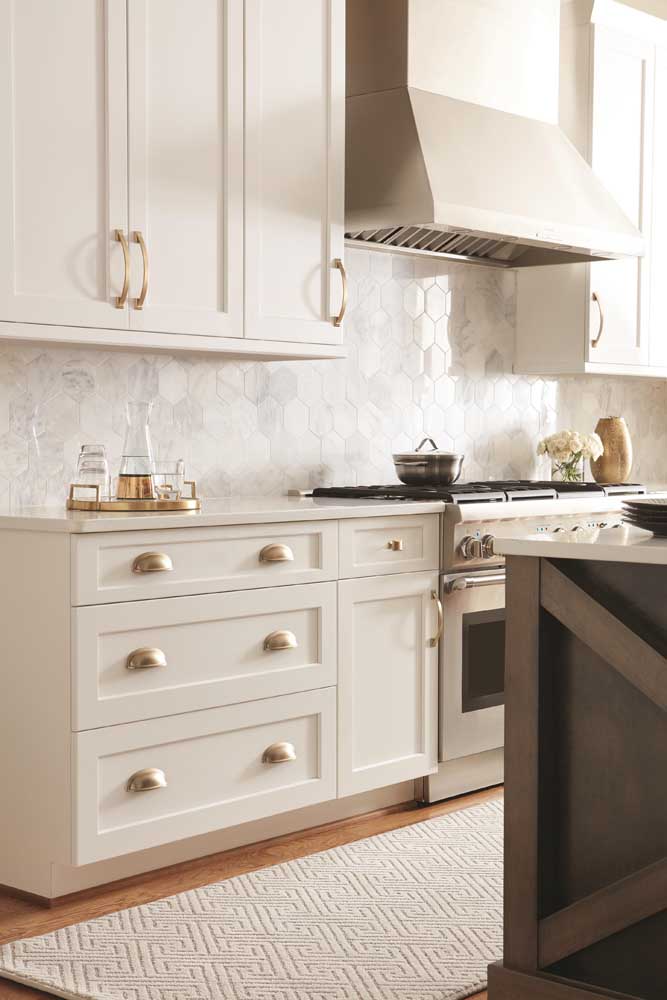 Plenty of natural light for the Provencal kitchen. Highlight for the golden shell handles