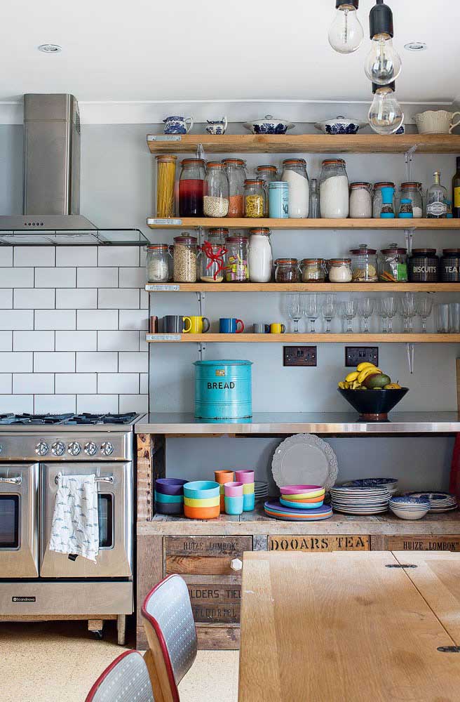 Provencal kitchen without cabinets, only with shelves