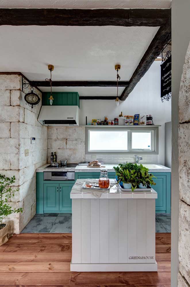 The rustic walls also integrate the design of the Provencal kitchen