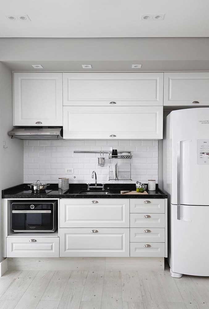 Provencal kitchen with black granite countertops: a luxury!