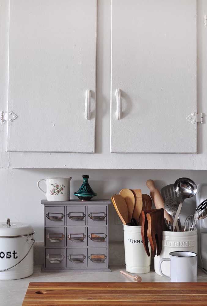 In the Provencal kitchen, the dishes and utensils on display are not a problem, they are an essential part of the decoration