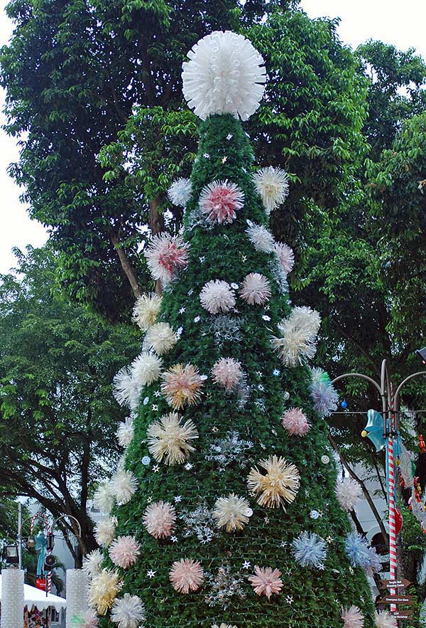 Pet pompoms to decorate the tree