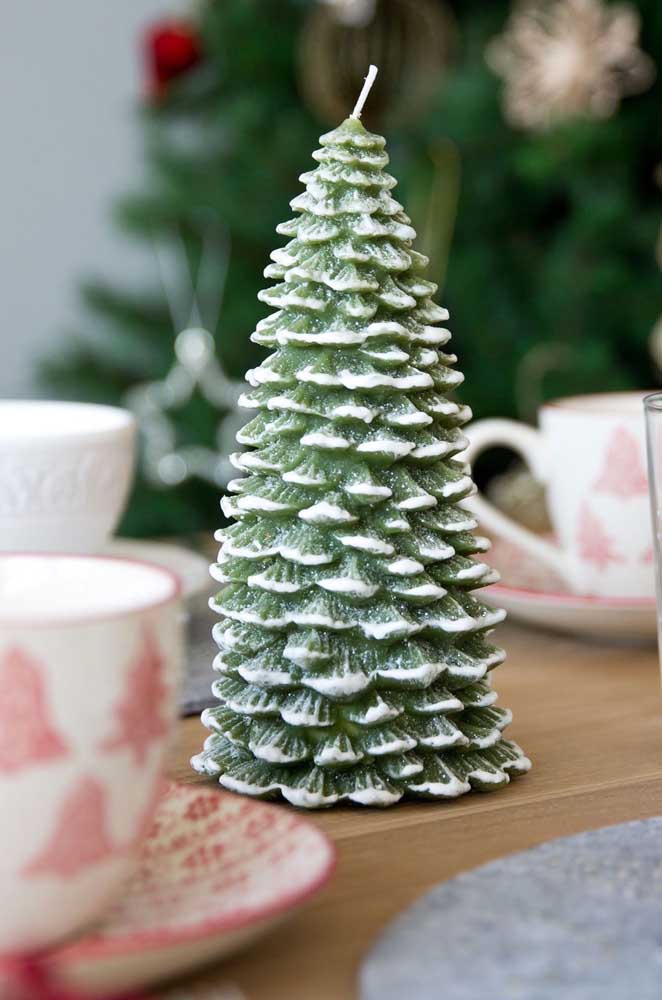 Pine shaped candle: more Christmas impossible!