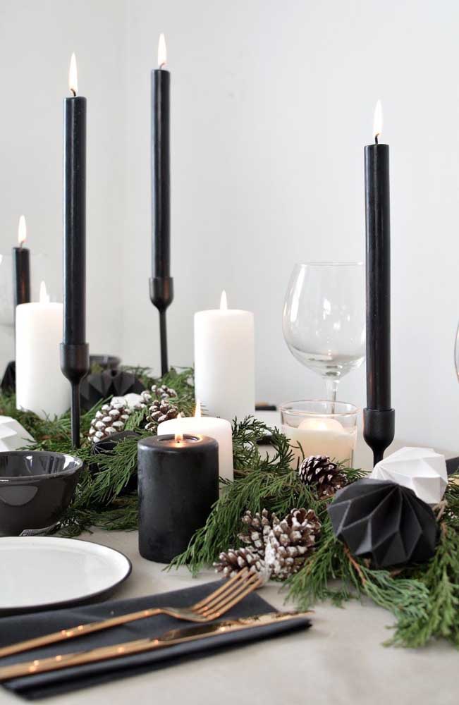 For those who want a sophisticated Christmas decoration, you can bet on black and white candles, matching the rest of the ornaments