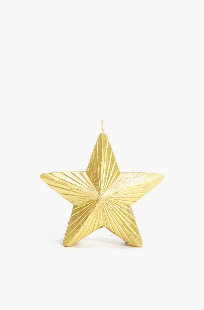 One of the biggest protagonists of Christmas, the star, appears here in the candle version