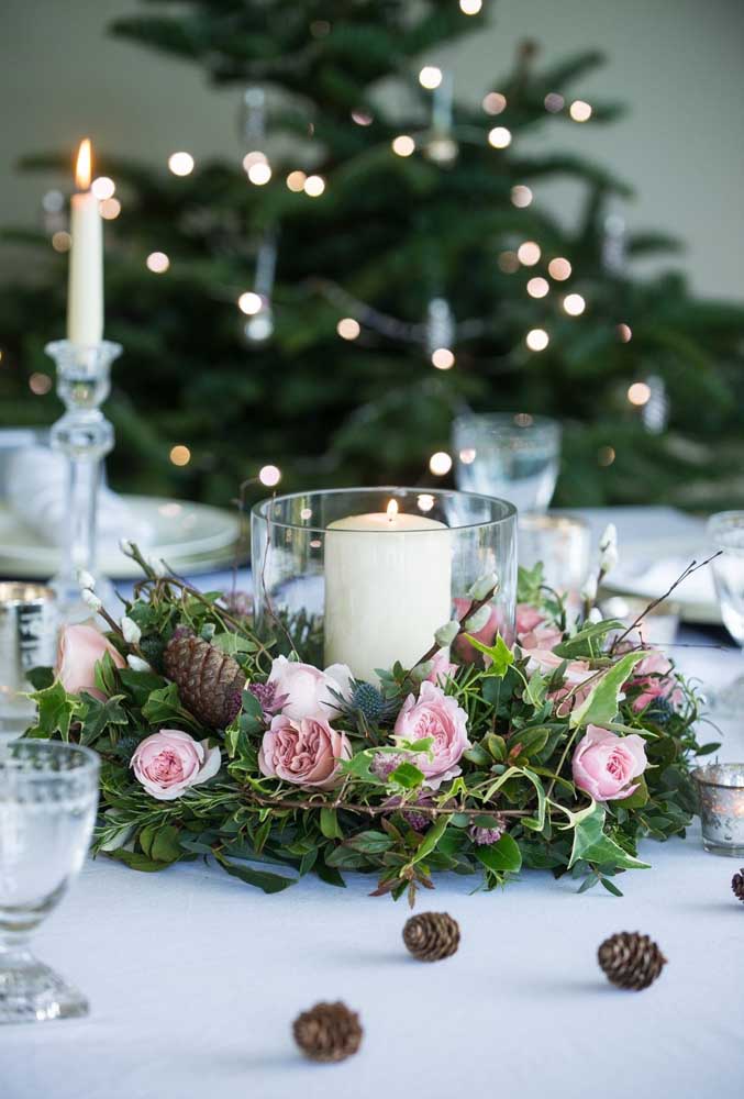 For those who want a more delicate Christmas decoration, the candle arrangement with roses is perfect