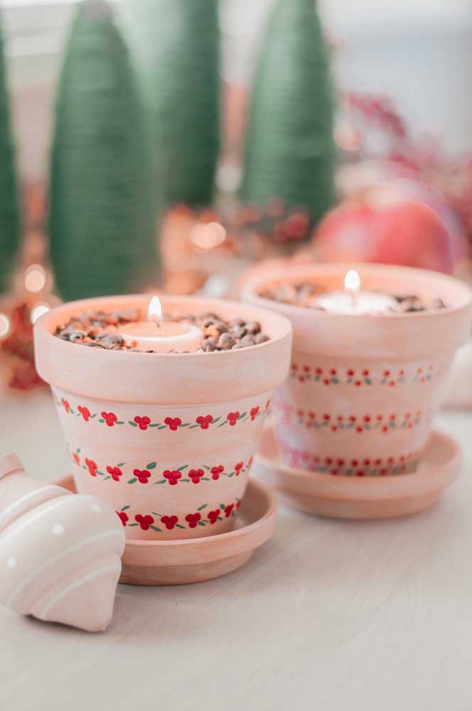 Look at this other idea that is easy to do: floating candles inside potted plants