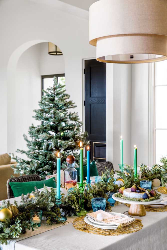 Get out of the traditional and bet on blue and green candles for the Christmas table decoration