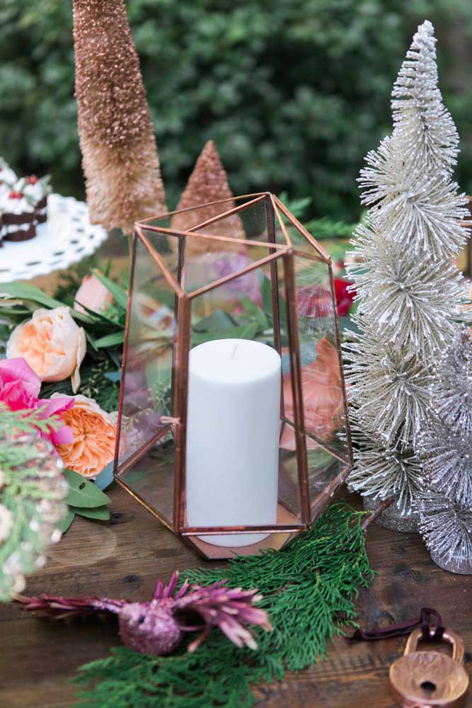 This outdoor table bet on the idea of ​​candles inside terrariums