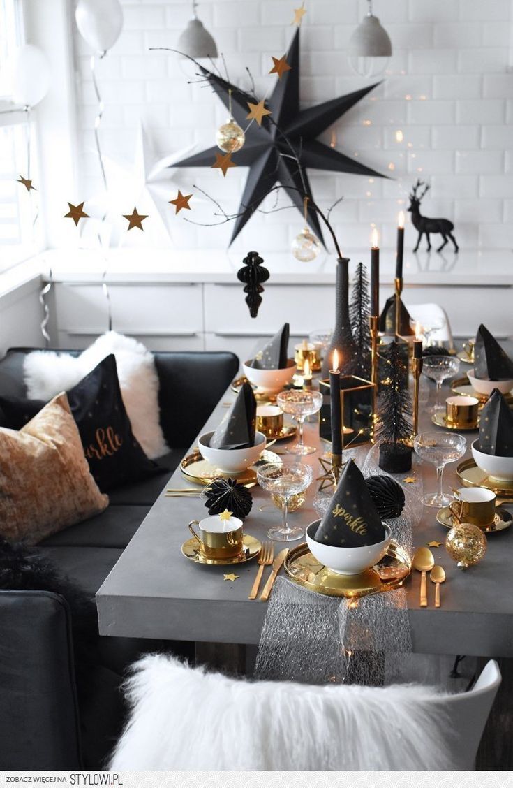 Christmas table in black and gold