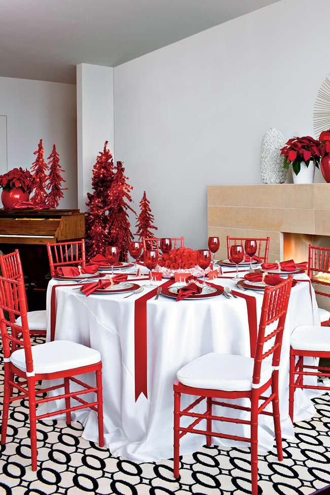 Christmas gift table: table arrangement referring to a red gift ribbon