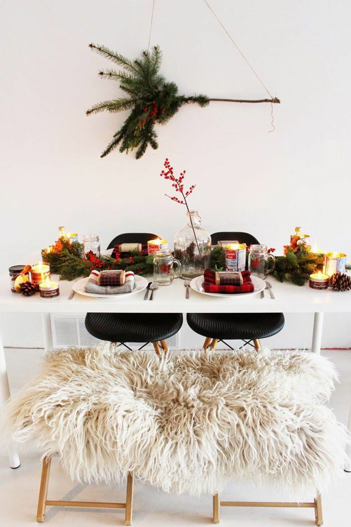 Use tree branches and branches (especially pine) to decorate your Christmas table