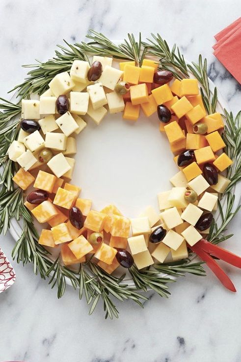 Edible garland: a creative way to assemble a cutting board in a Christmas atmosphere