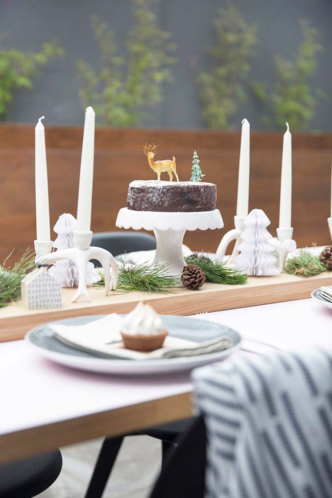 Simple Christmas cake: topper with a deer, miniature Christmas tree and icing sugar to imitate snow